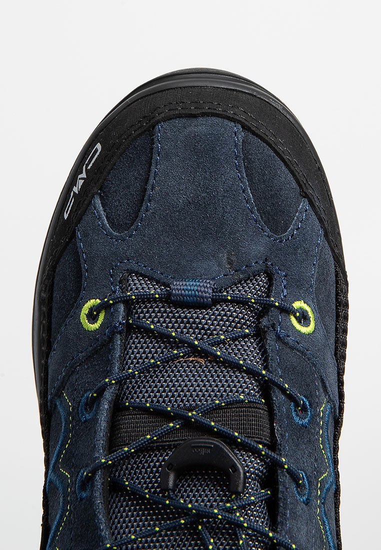 Marineblaue Wildlederschuhe mit schwarzem Gummikappen, strukturiertem Mesh-Zunge, kontrastierenden gelben Schnürsenkeln und verstärkten Ösen. Verfügt über eine strapazierfähige Sohle.