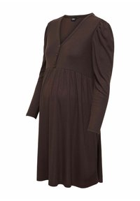 Bruin geribd jurk met een diepe V-hals, een drie-knopen voorkant, lange pofmouwen en een vloeiende rok, ontworpen voor comfort tijdens de zwangerschap.