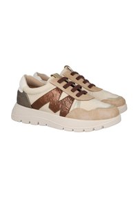Zapatillas casuales en beige y marrón con suelas blancas gruesas, cordones marrones y paneles laterales texturizados brillantes sobre un fondo blanco.
