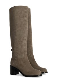 Kniehoge laarzen van taupe textuurmateriaal dat lijkt op schubben, met een zwarte blokhak en minimale naadafwerking.