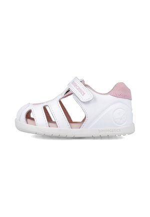 Sandalia de cuero blanca con acentos de ante rosa, diseño de punta abierta, correa de Velcro y suela de goma blanca texturizada. Presenta paneles laterales cortados.