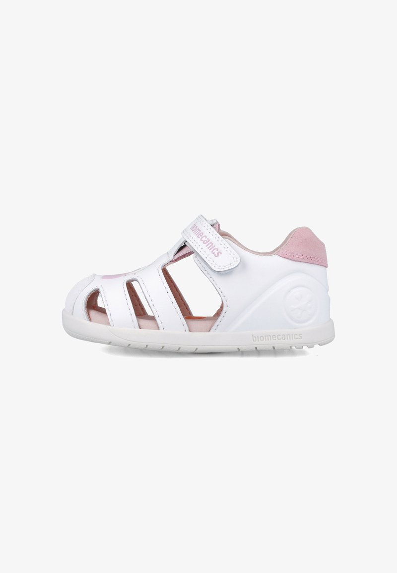 Sandalia de cuero blanca con acentos de ante rosa, diseño de punta abierta, correa de Velcro y suela de goma blanca texturizada. Presenta paneles laterales cortados.