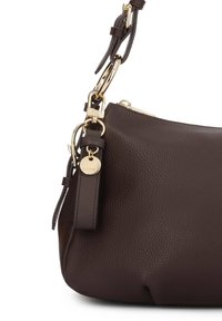 Sac à épaule en cuir marron avec une finition texturée, quincaillerie dorée et une bandoulière détachable ornée d'une étiquette de marque.
