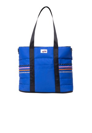 Sac cabas matelassé bleu avec poignées noires, rayures horizontales multicolores et une petite étiquette logo blanche au centre devant.