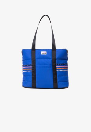 Blauer gesteppter Stoffbeutel mit schwarzen Griffen, horizontalen mehrfarbigen Streifen und einem kleinen weißen Logoetikett vorne in der Mitte.