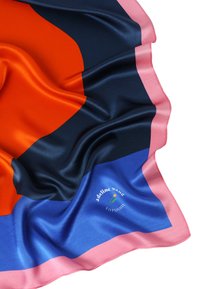Foulard di seta con audaci motivi geometrici in arancione, blu navy e blu, con un bordo rosa e un logo stampato in bianco nella parte inferiore.