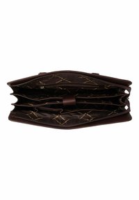 Sac en cuir marron avec un intérieur spacieux. Possède plusieurs compartiments et une doublure en tissu à motifs avec des accents dorés. Fermeture éclair.