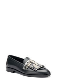 Mocassino in pelle nera con un accento a motivo serpente grigio texturizzato e hardware argentato sulla parte superiore, con tacco basso impilato.
