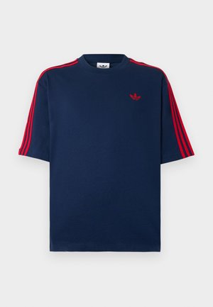 Μπλε ναυτικό t-shirt Adidas με τρεις κόκκινες ρίγες στα μανίκια και κόκκινο λογότυπο trefoil της Adidas στο στήθος.