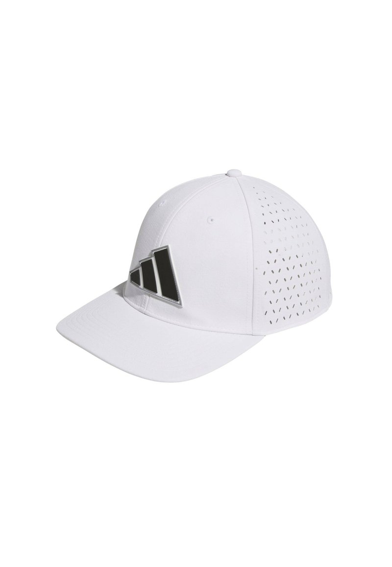 Hvid kasket lavet af stof, med en solid front, mesh ventilation på siderne og et metallic sort logo på frontpanelet.
