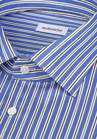 Niebiesko-biała koszula w paski z czarnymi dodatkami, z klasycznym kołnierzykiem i zapięciem na guziki. Metka z napisem "seidensticker". Miękka faktura materiału.