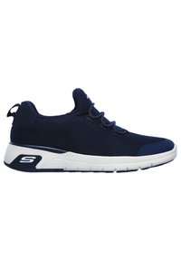 Marineblauer Mesh-Sneaker mit strukturierten Akzenten, weißer Sohle und Schnürdesign. Verfügt über einen gepolsterten Kragen und ein Logodetail an der Seite.