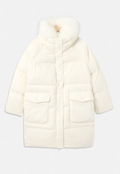 Balta pūkinė striukė su dirbtiniu kailiniu gaubtu, dviem priekinėm kišenėm, spaudėmis užsegimais ir siuvinėtu paviršiumi.