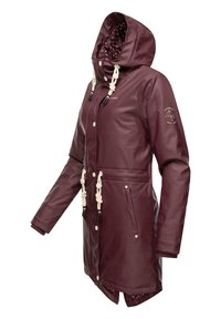 Abrigo de lluvia burdeos con capucha, diseñado con material impermeable, que cuenta con cordones, botones a presión y un forro interior con estampado.
