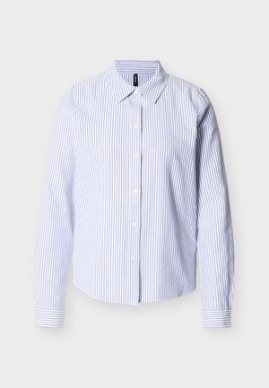 Chemise à manches longues à boutons avec rayures verticales bleues et blanches et col pointu, présentée sur un fond blanc uni.