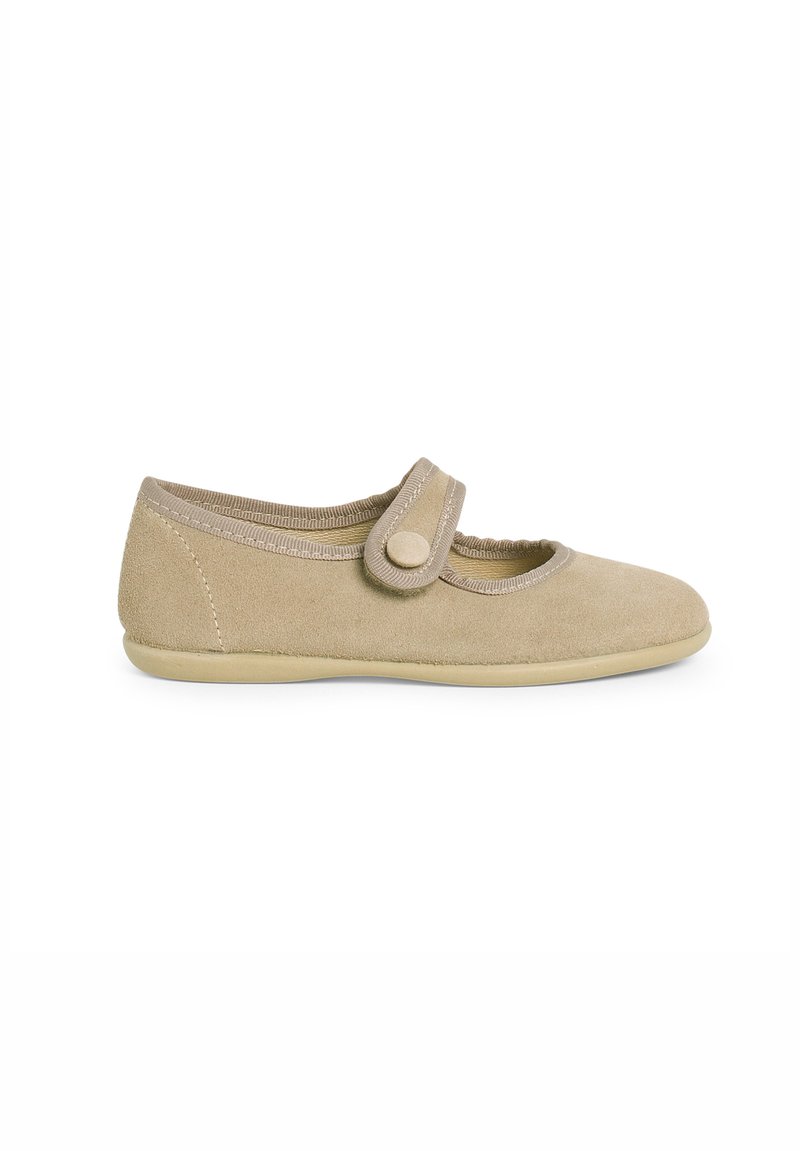 Zapato Mary Jane de ante beige con punta redonda, correa elástica en el tobillo y suela de goma suave. Presenta una textura lisa y un diseño sencillo.