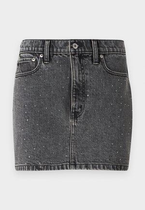 Mørk grå denimskjørt med sølvnagledekorasjoner. Har en tettsittende fasong, klassisk fem-lomme-design og beltehull.