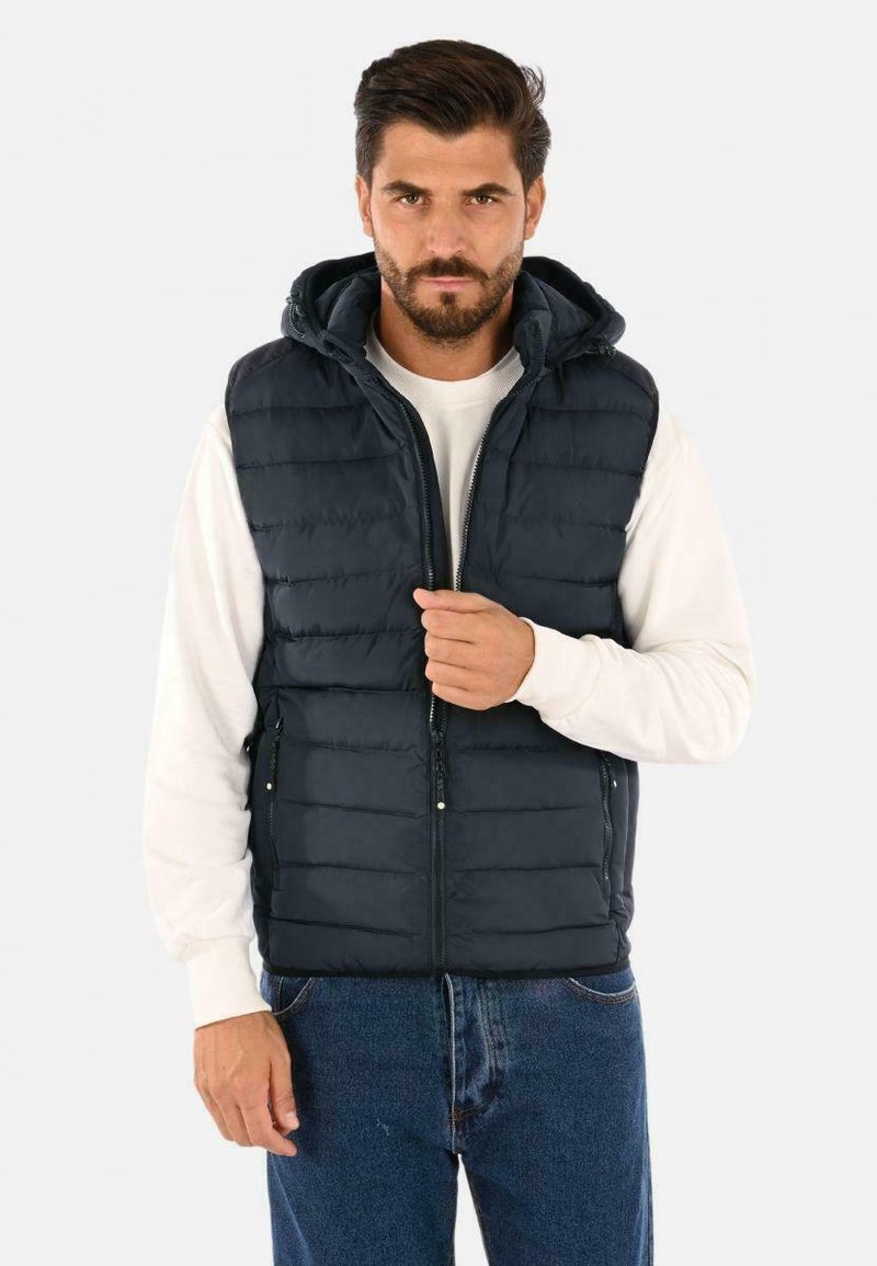 Gilet imbottito blu navy con chiusura a zip, cappuccio e tasche laterali. Progettato con cuciture orizzontali e un'imbottitura leggera.