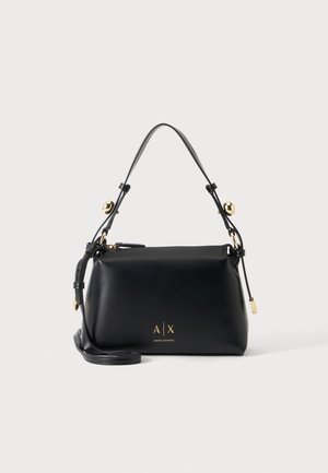 Sort læder Armani Exchange håndtaske med guldlogo, justerbar skulderrem og guldknapdetaljer på stropperne.