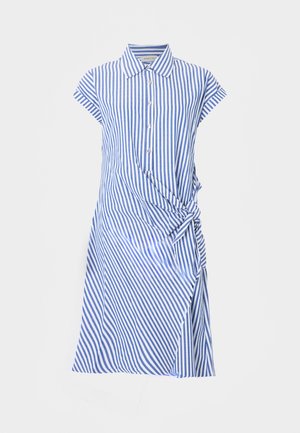 Robe chemise à manches courtes rayée verticalement bleu et blanc, avec boutons sur le devant et détail de nœud sur le côté.