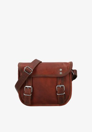 Borsa a tracolla in pelle marrone con tracolla regolabile, patta frontale fissata da due fibbie e dettagli con rivetti argentati.