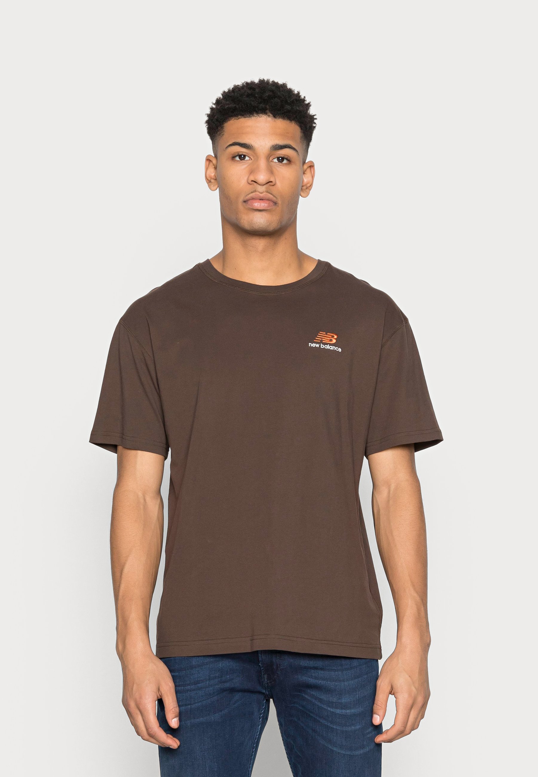 New Balance Unissentials Tee T Shirt Basique Rich Earth Marron Zalando Fr