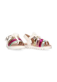 Sandalias blancas con un diseño entrelazado que presenta acentos coloridos y translúcidos en rosa, verde y dorado. Suela gruesa con un acabado texturizado.