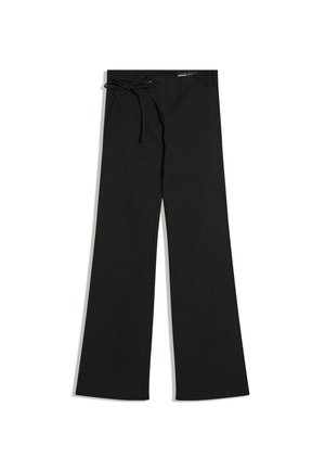 Fekete, széles szárú nadrág bordázott textúrával és fűzős részlettel a derékon, fehér háttéren bemutatva.