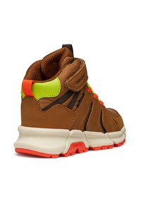 Brązowy wysoki sneaker z czarnymi akcentami z siateczki, neonowymi zielonymi detalami, pomarańczowymi sznurówkami i białą podeszwą. Teksturowana brązowa cholewka i kontrastowa podeszwa.