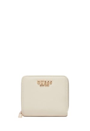 Portafoglio zip colore crema di Guess con logo in rilievo, texture in ecopelle liscia, angoli arrotondati e dettaglio della cerniera metallica.