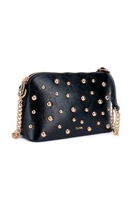 Bolso de cuero negro tipo bandolera con tachuelas en tono dorado, cierre de cremallera y correa de cadena. Presenta un acabado texturizado y forma rectangular.