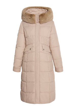 Beige színű puffermellény, prémes kapucnival, steppelt panelek, hosszú ujjak és elülső zsebek nyomógombos záródással. Sima textúra és közepes hosszúságú fazon.