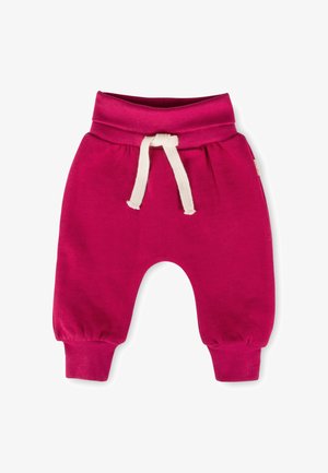 Leuchtend pinke Babyhose mit gekrempelten Beinabschlüssen und einem weißen Kordelzug am elastischen Bund vor weißem Hintergrund.