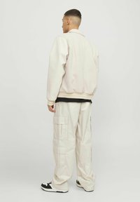Jack & Jones JPSTBILL TYLER - Pantaloni cargo - moonbeam