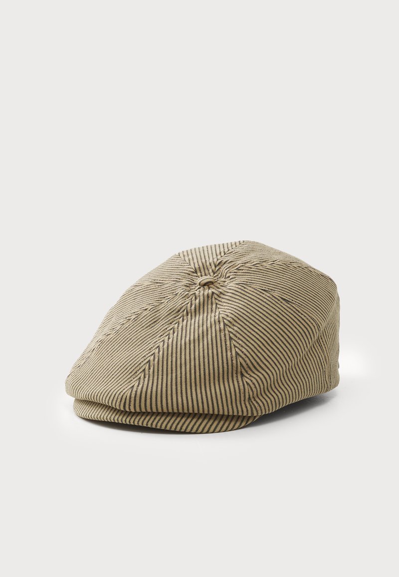 Gorra plana hecha de tela beige con rayas oscuras, con forma redondeada y un botón en la parte superior, diseñada con un borde cosido.