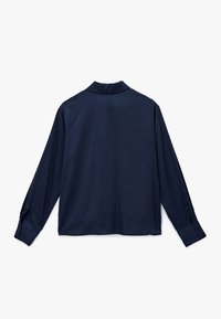 Navyblå satin skjorte med lange ærmer, krave, knapmanchetter og en glat tekstur. Bagfra ses et enkelt, rent design uden mønstre.