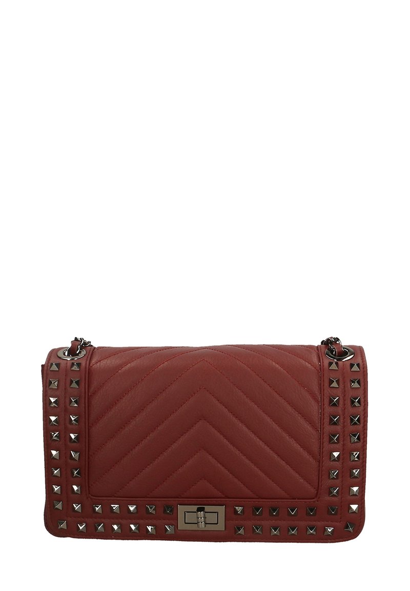 Borsa a tracolla in pelle rossa trapuntata con motivo a zig-zag, dettagli in metallo lungo i lati e chiusura a clip in tonalità argento. Compresa catena per la tracolla.