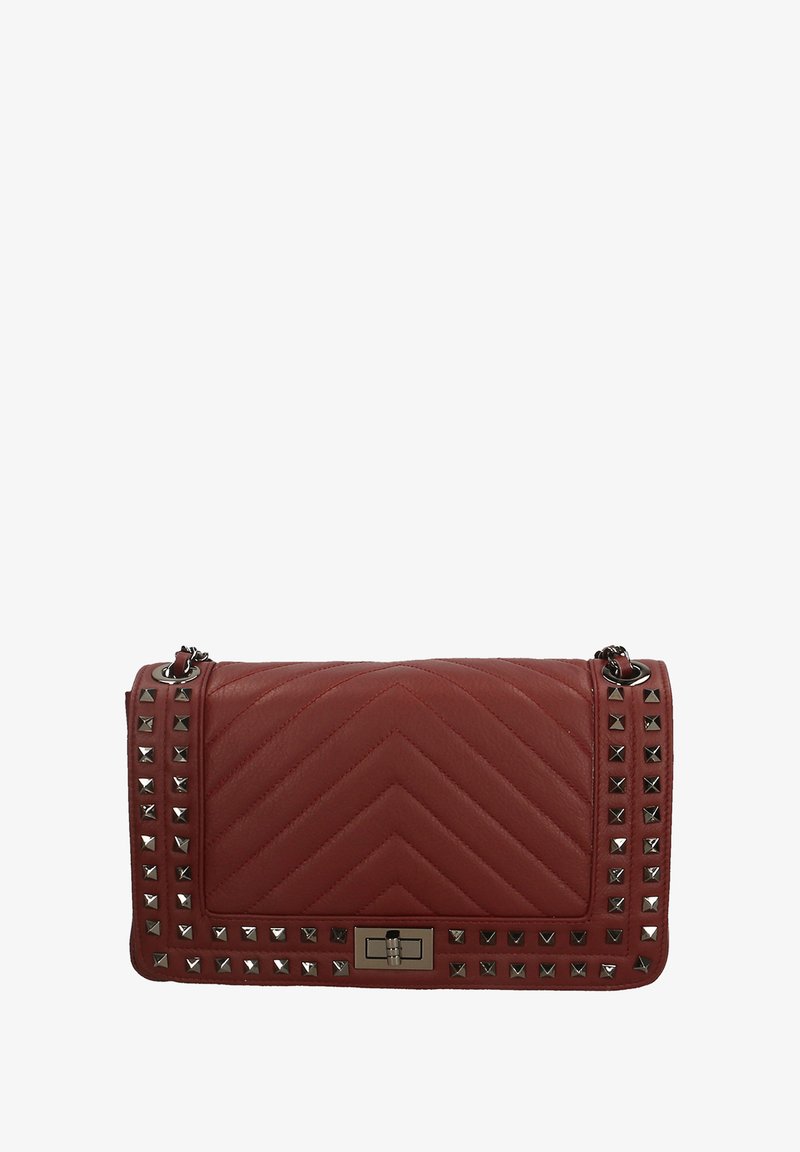 Borsa a tracolla in pelle rossa trapuntata con motivo a zig-zag, dettagli in metallo lungo i lati e chiusura a clip in tonalità argento. Compresa catena per la tracolla.