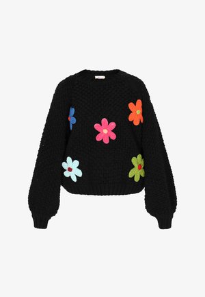 Melna adīta džempera ar garām, pūkainām piedurknēm. Iekļautas krāsainas ziedu aplikācijas rozā, zilā, zaļā, oranžā un gaiši zilā krāsā.