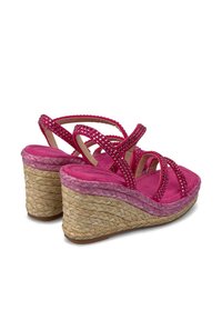 Sandali con tacco a cuneo rosa con fasce intrecciate decorate con strass, dotati di un tacco in juta intrecciato, una tomaia in tessuto morbido e una soletta imbottita.