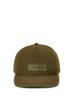 Olivengrøn baseballkasket med syede paneler, buet skygge og et rektangulært mærke på fronten med teksten "Napapijri geographic".