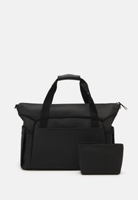 Sac fourre-tout noir en matériau lisse, doté de poignées supérieures, d'une fermeture éclair et d'une petite pochette assortie. Design simple et rectangulaire.