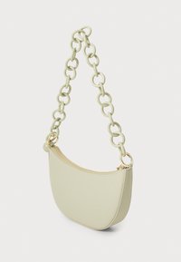 Borsa color crema con forma curvilinea, superficie texturizzata e tracolla a catena spessa. Presenta una chiusura con zip e accessori in tonalità oro.