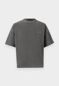 Camiseta de manga corta en gris oscuro, hecha de algodón suave. Cuenta con un cuello acanalado y un pequeño logo en la parte izquierda del pecho.