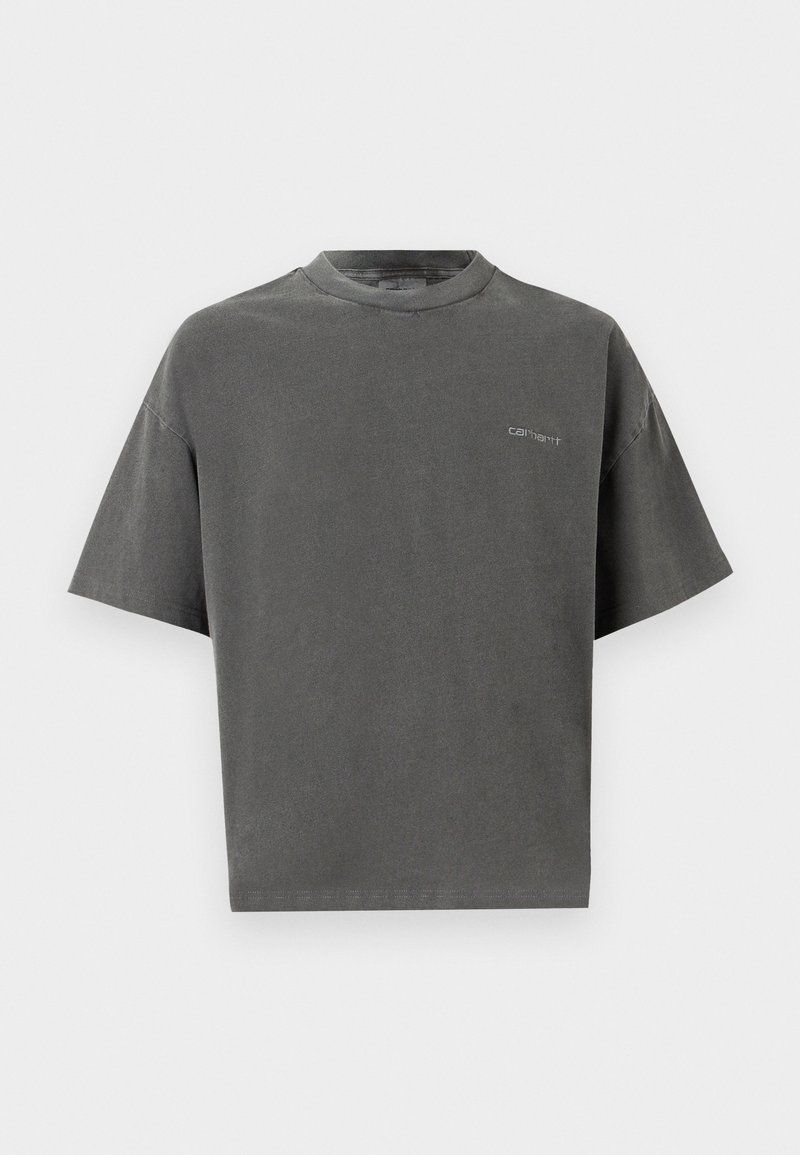 Camiseta de manga corta en gris oscuro, hecha de algodón suave. Cuenta con un cuello acanalado y un pequeño logo en la parte izquierda del pecho.