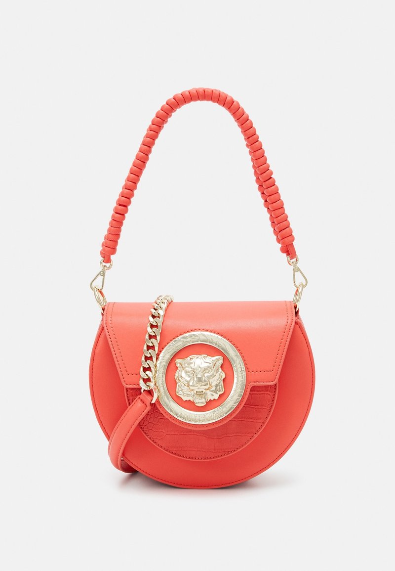 Sac à main demi-lune corail avec rabat texturé, bandoulière en chaîne dorée et grande décoration tête de tigre dorée au centre avant.