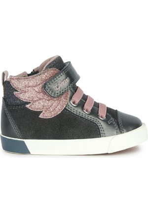 Zwarte suède high-top sneakers met een roze glitter vleugelontwerp, roze veters en een klittenbandsluiting. Witte rubberen zool. Opvallend merlogo zichtbaar.