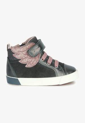 Schwarze Wildleder High-Top Sneakers mit pinkem Glitzerflügel-Design, pinken Schnürsenkeln und Klettverschluss. Weiße Gummisohle. Auffälliges Markenlogo sichtbar.