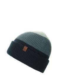 Czapka robiona na drutach w gradientowych odcieniach niebieskiego, z prążkowaną teksturą i brązową skórzaną metką. Złożony mankiet dla dodatkowego ciepła.