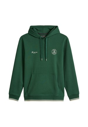 Dunkelgrüner Hoodie mit Fronttasche, Kordelzug, weißem Schriftzug „Tis on us.“ und rundem Logo „M OP“ auf der Brust, gestreifte Bündchen und Saum.